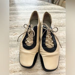 Classic tie up oxfords.